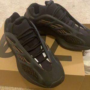 Yeezy 700 v3